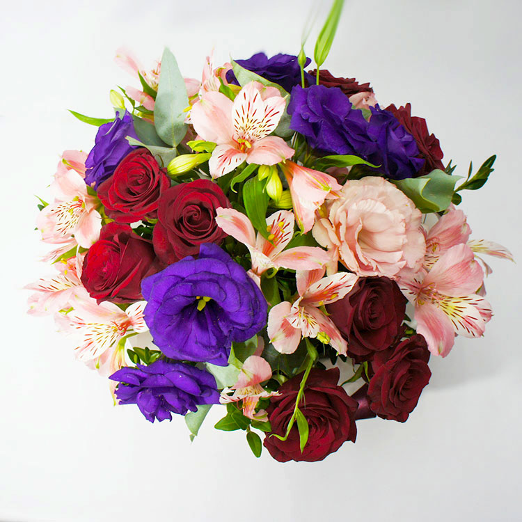 Альстромерии и розы в коробке (вид сверху)