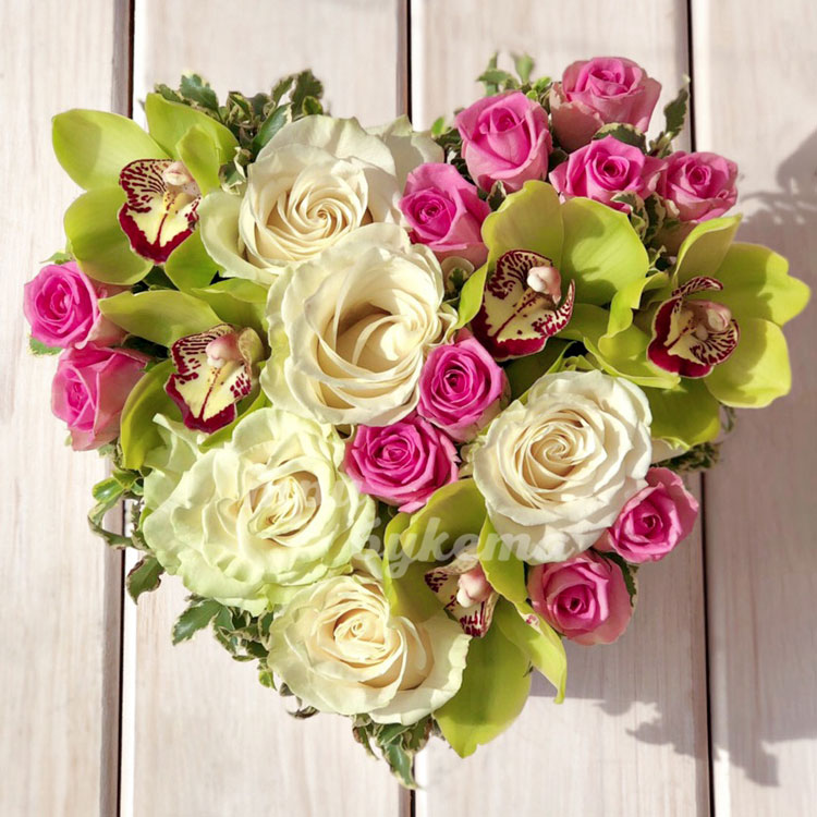 Сердце с розами и орхидеями (вид сверху)