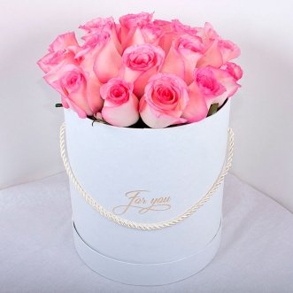 19 розовых роз в коробке