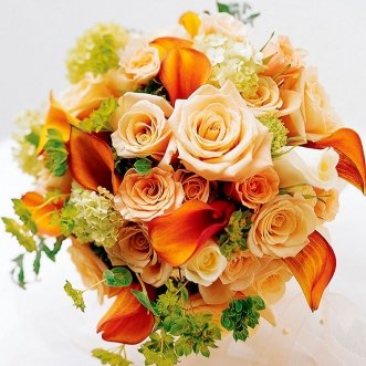 Букет невесты из калл и кустовых роз «Золотой Орфей»