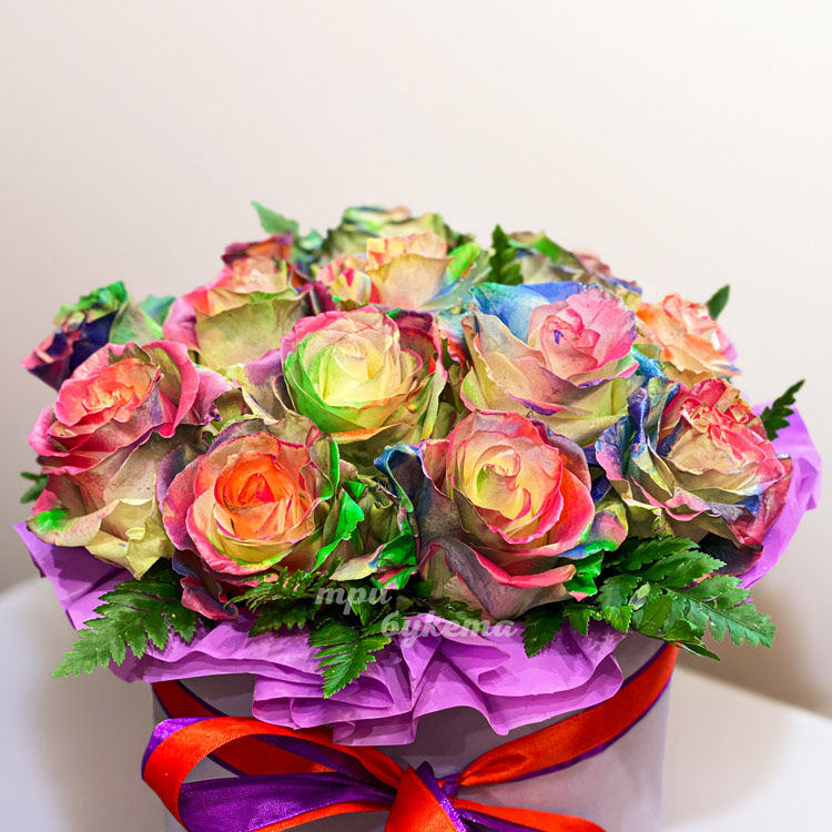 Радужные розы в коробке (крупный план)