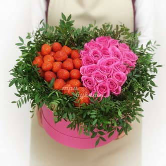 Сердце с розами и клубникой