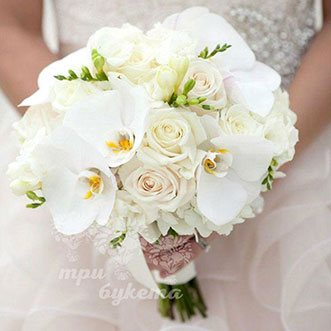Букет невесты из белых орхидей и роз