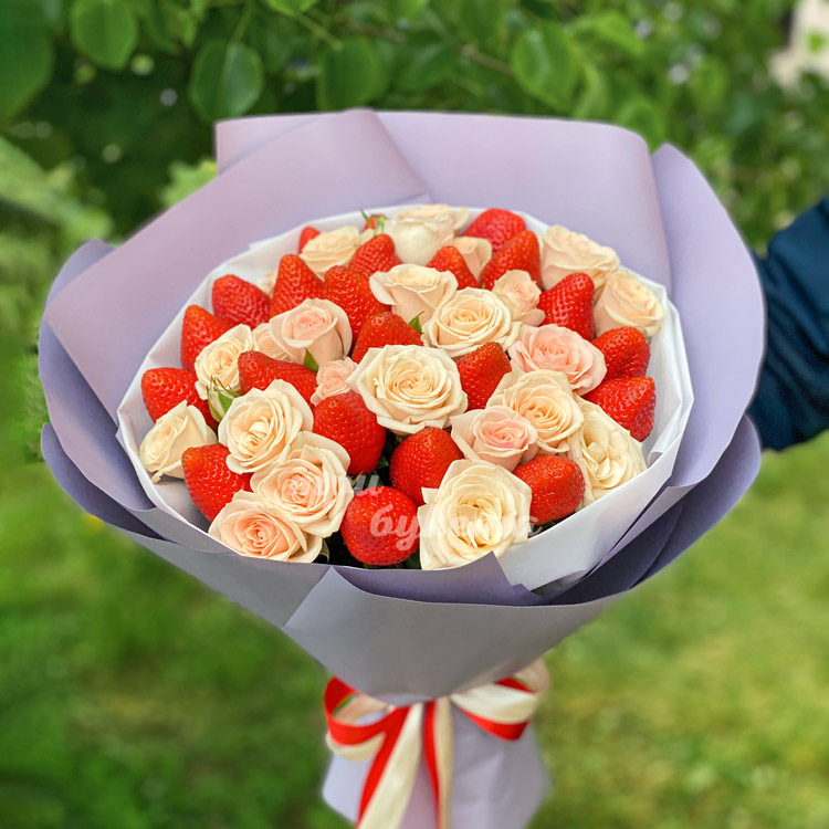 Букет из белых роз и клубники в крафте