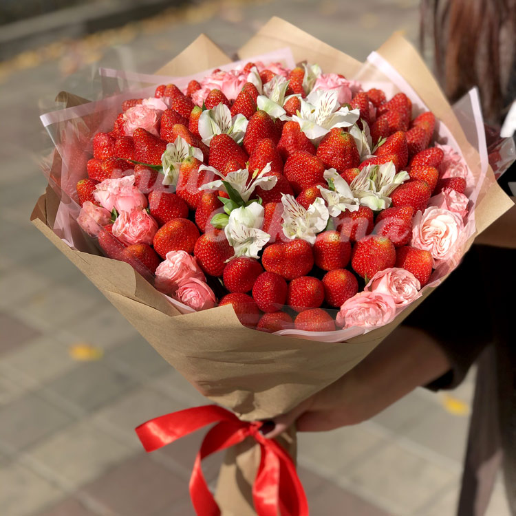 Букет из клубники и цветов (вид сверху)