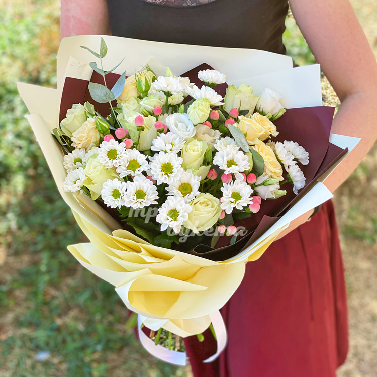Букет из белых роз и хризантем (в руках)