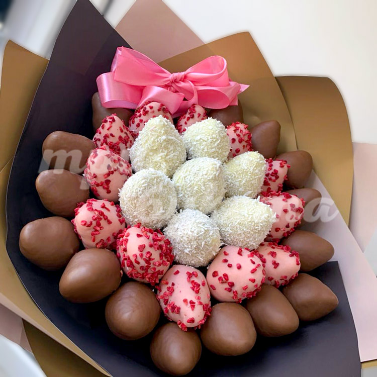 Букет из 35 клубник в глазури (крупный план)