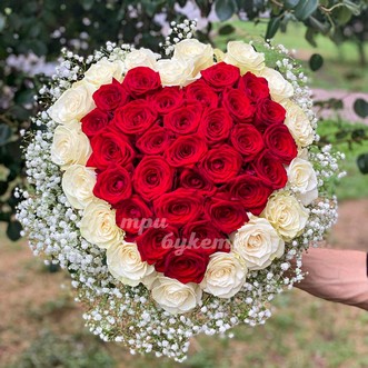 Сердце из белой и красной розы Сердце из белой и красной розы