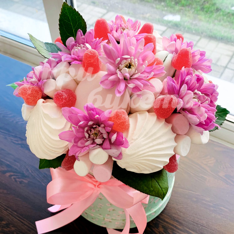 Зефир и хризантемы в коробке