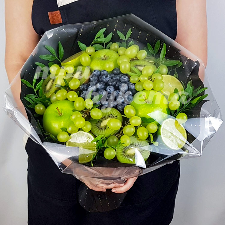 Букет из фруктов и черники (в двух руках)