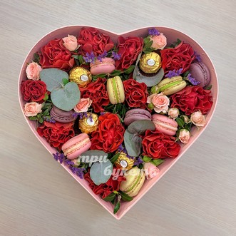Сердце с розами и макарунами