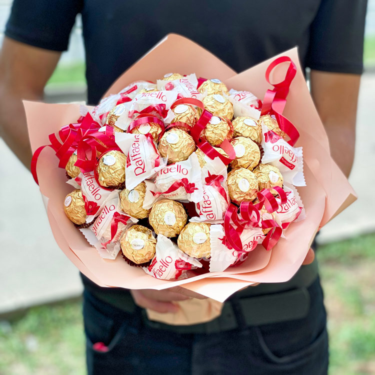 Сладкий букет из конфет (в руках)