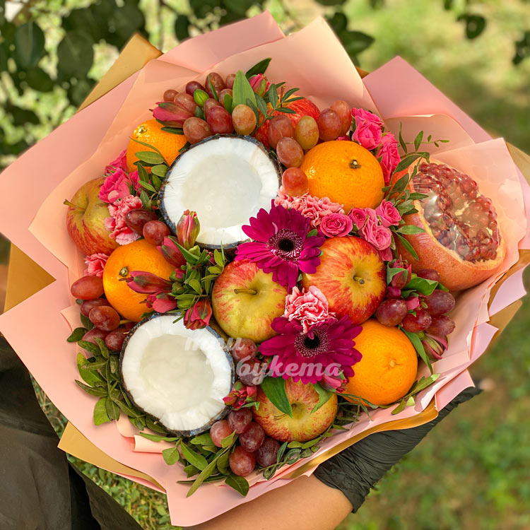 Букет из апельсинов, яблок и цветов (вид сверху)