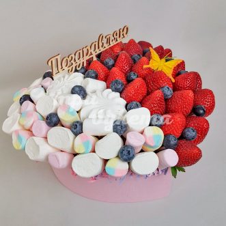 Композиция из клубники и маршмеллоу