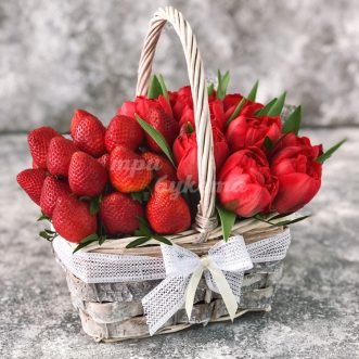 Пионовидные тюльпаны с клубникой