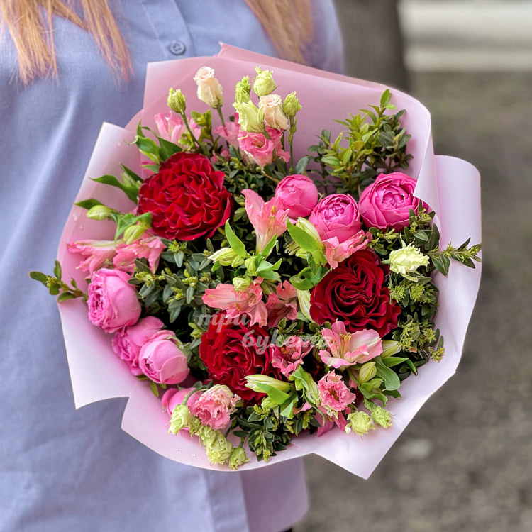 Букет из розовых роз и альстромерий