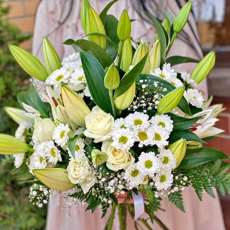 Букет белых лилий, хризантем и роз (крупный план)
