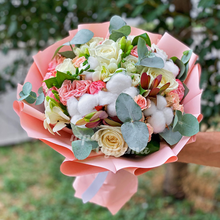 Букет цветов с хлопком и эвкалиптом (крупный план)