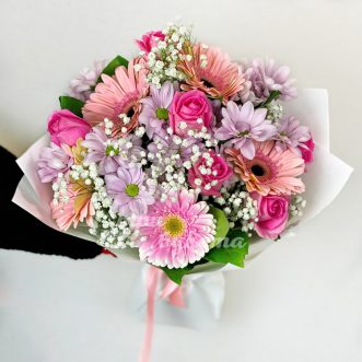 Букет из гербер и белой гипсофилы