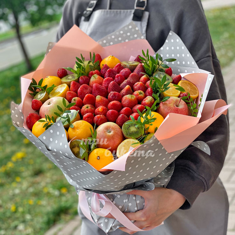 Букет из клубники и мандаринов (крупный план)