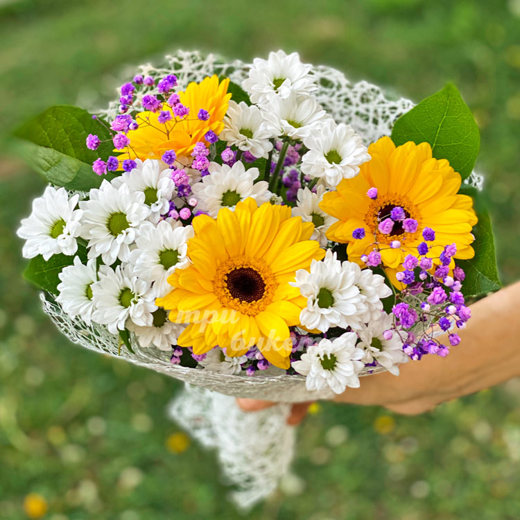 Букет из желтых гербер и белых хризантем (вид сзади)