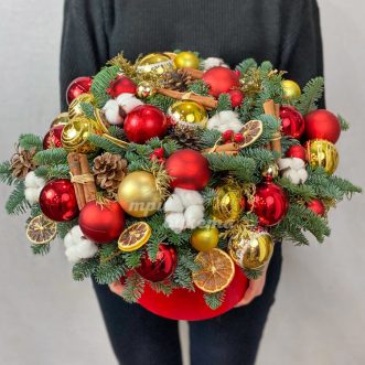 Коробка с новогодними шарами и хлопком