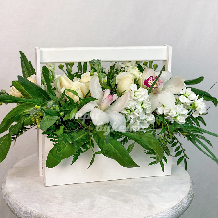 Маттиолы и орхидеи в ящике