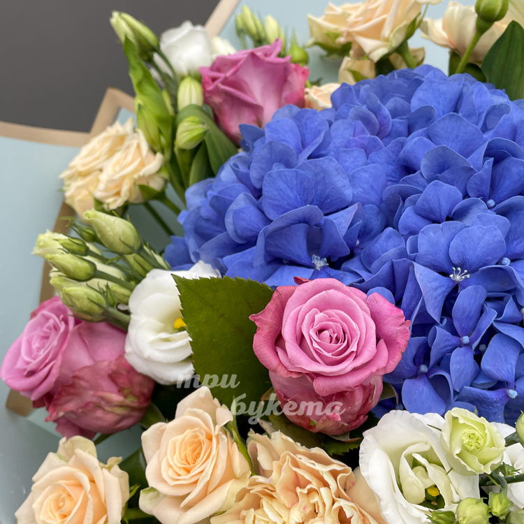 Букет из гвоздик, эустом и гортензии (крупный план 2)