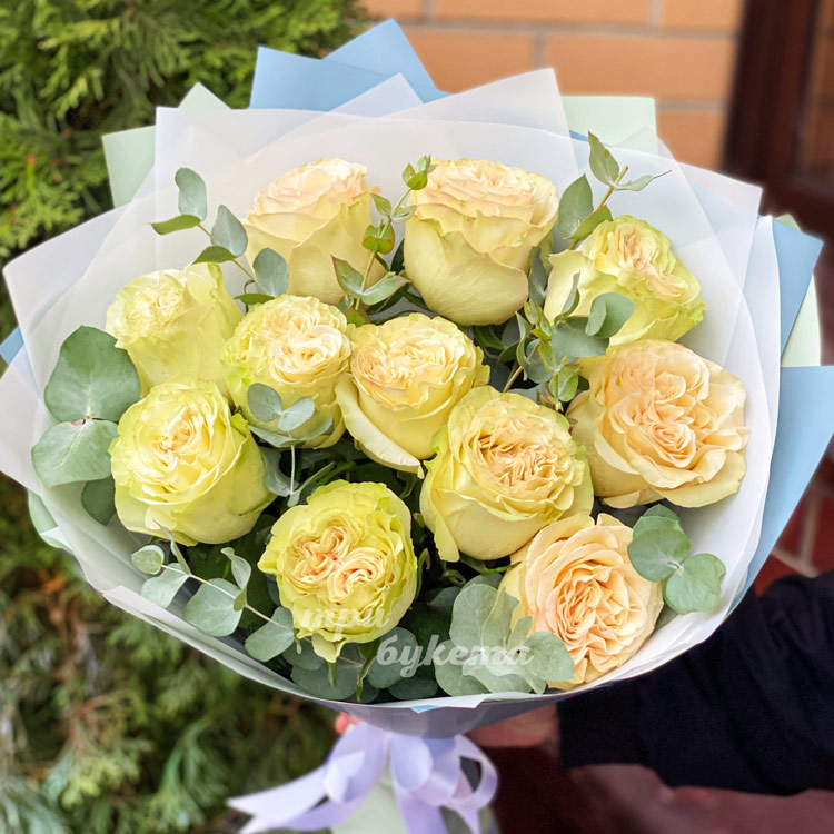 Букет из 11 белых пионовидных роз (крупный план)