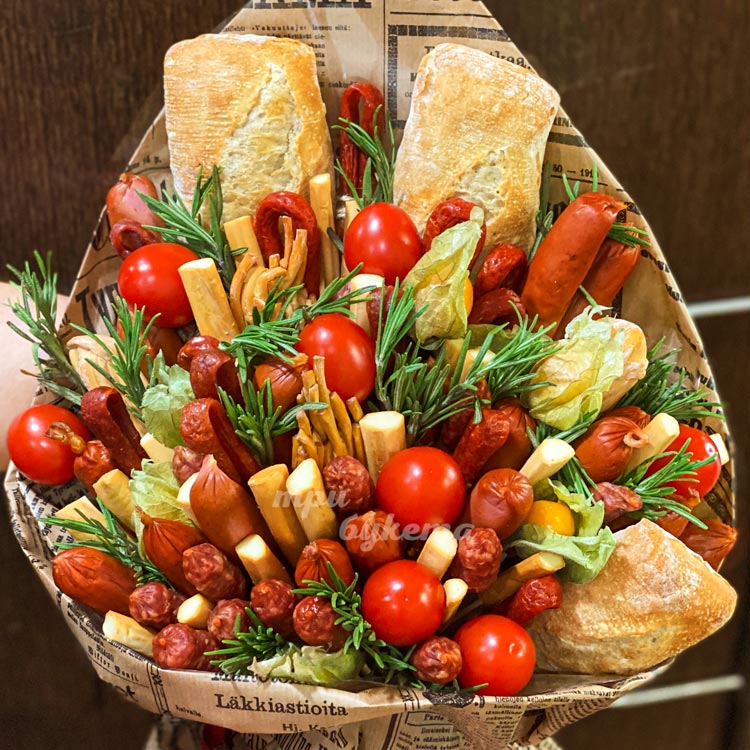 Букет из колбасок на 23 февраля (крупный план)