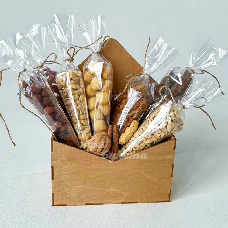 Конверт на 23 февраля со снеками