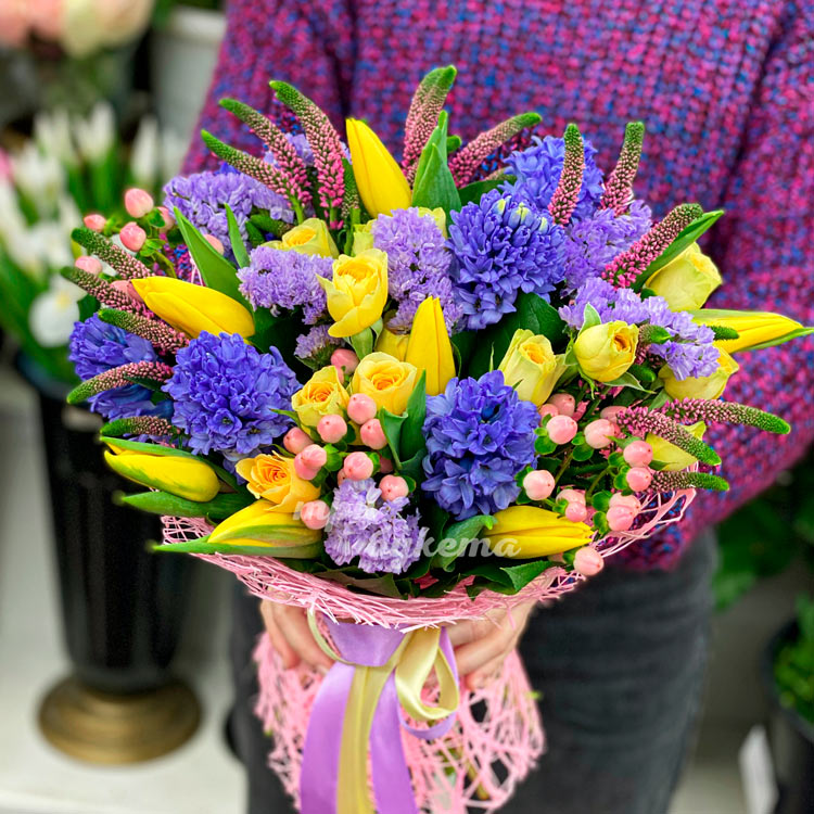 Букет гиацинтов, тюльпанов и роз (крупный план)