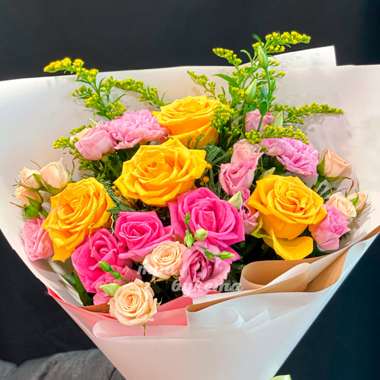 Букет ярких кустовых роз с солидаго (крупный план)