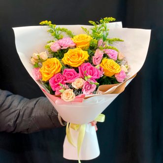 Букет ярких кустовых роз с солидаго