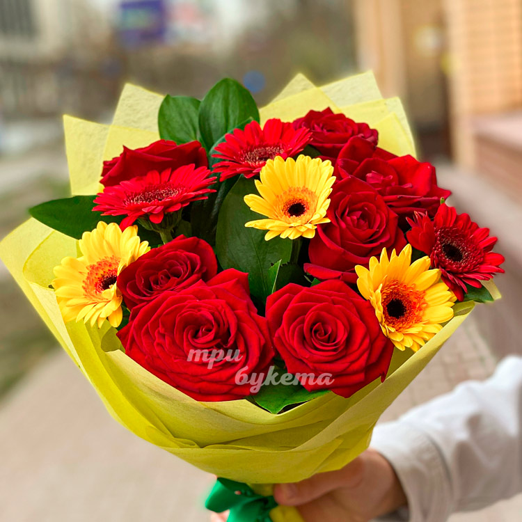 Красно-желтый букет гербер и роз (крупный план)