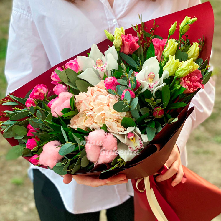 Красный букет с цветами и хлопком (крупный план)