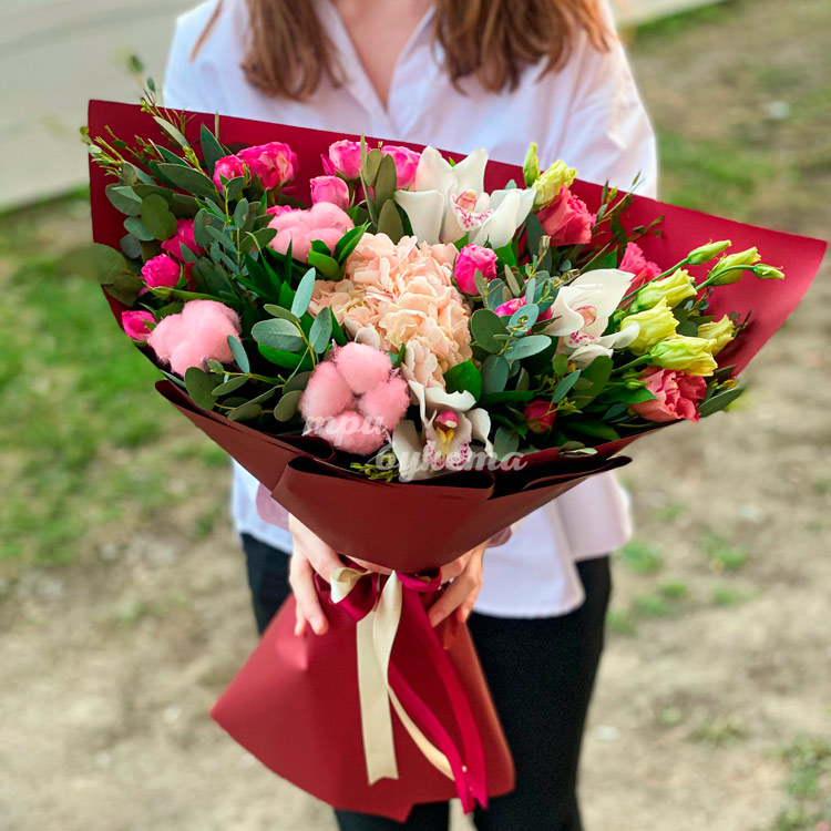 Красный букет с цветами и хлопком