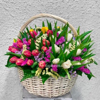 Тюльпаны со статицей в корзине Тюльпаны со статицей в корзине