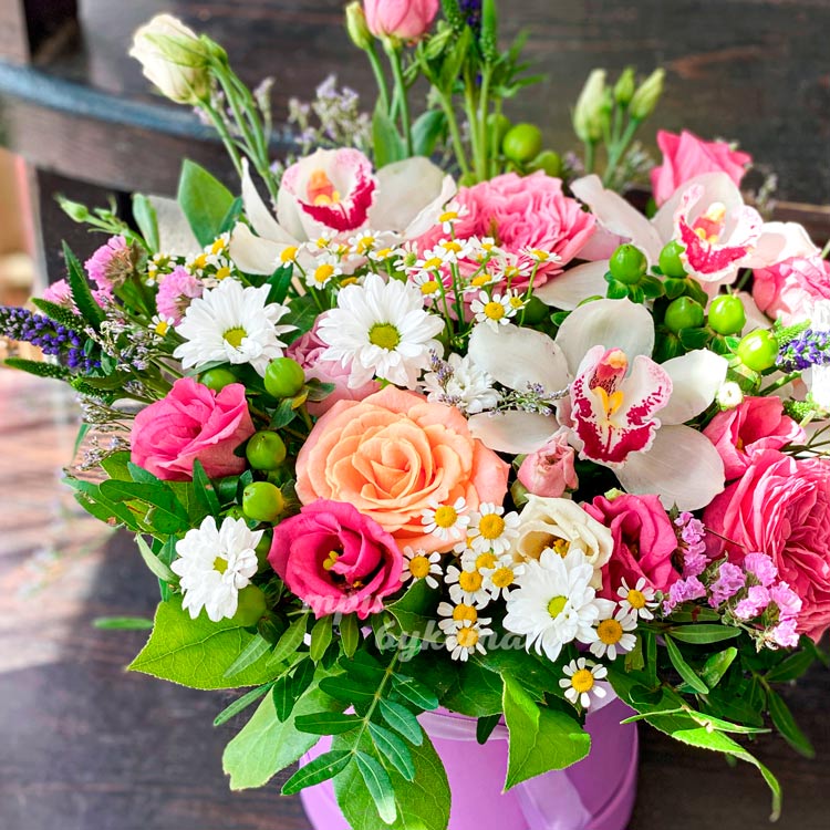 Весенняя композиция цветов в коробке (крупный план)