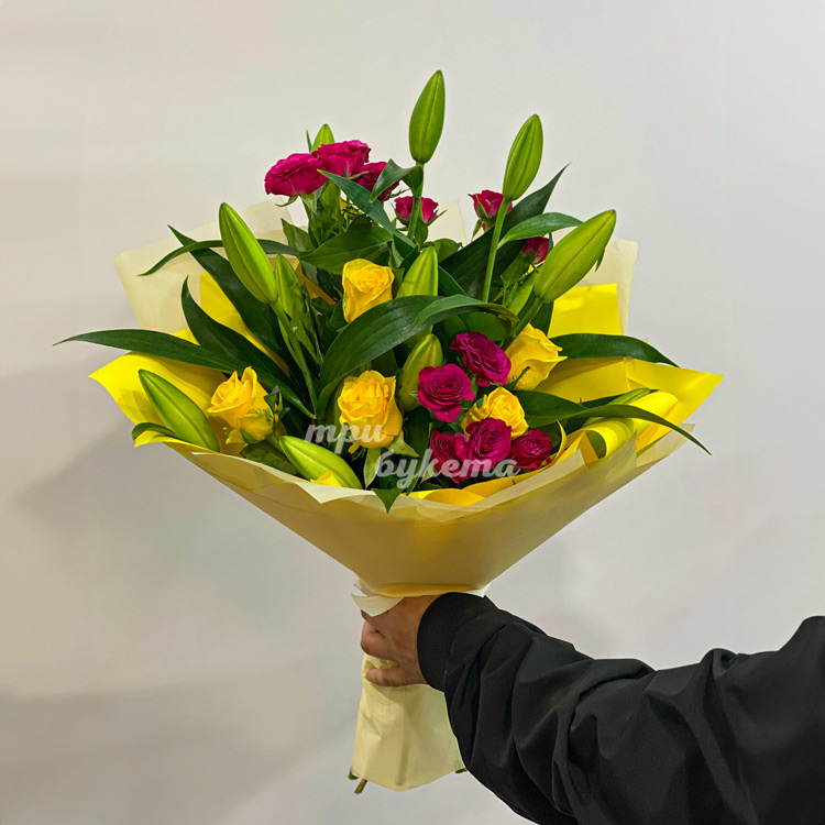 Желтый букет из роз и лилий (на белом фоне)