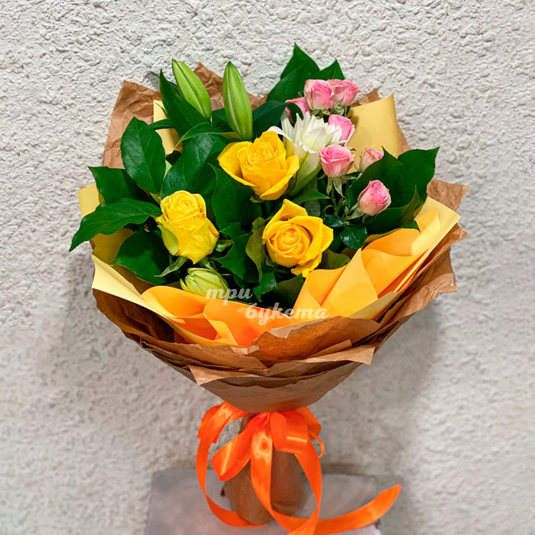 zheltyj-buket-iz-roz-i-lilij