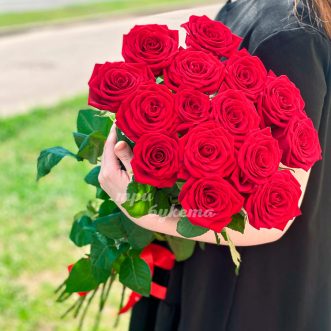 Букет из 15 красных роз 70 см