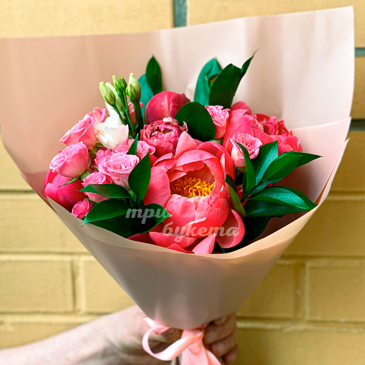 Букет коралловых пионов и куст. роз (на фоне стены)