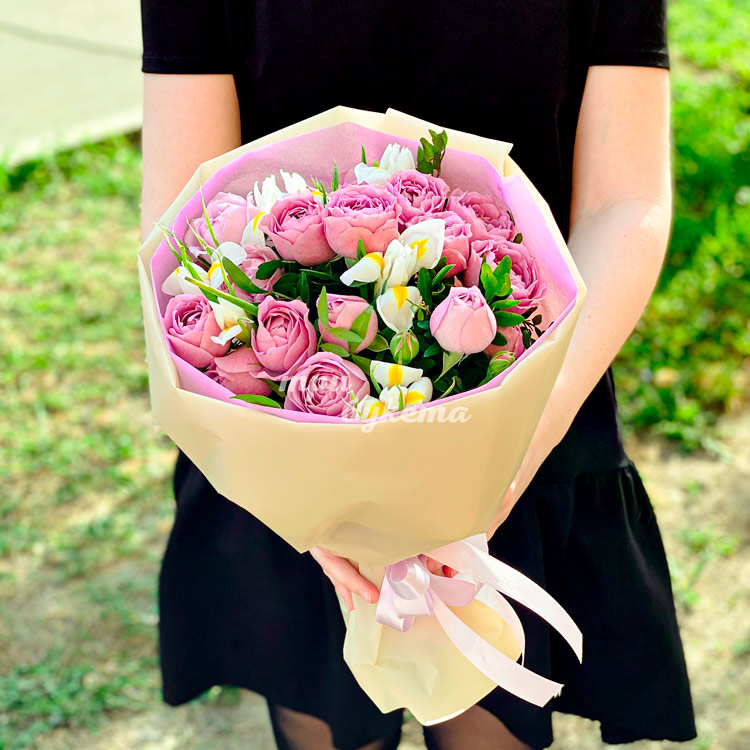 Букет пионовидных роз и белых ирисов (в руках флориста)