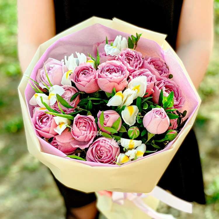 Букет пионовидных роз и белых ирисов (вид сверху)