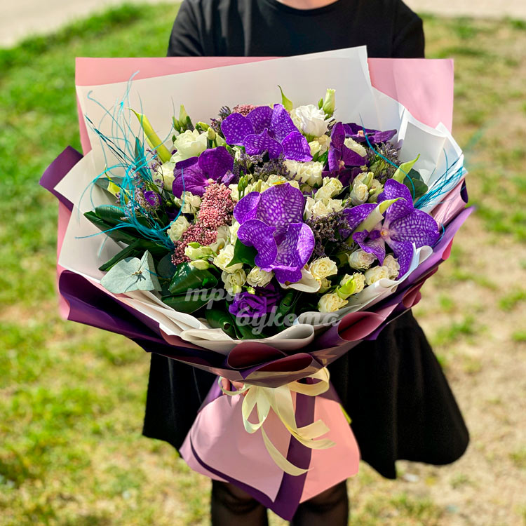 Фиолетовый букет орхидей и куст. роз (вид спереди)