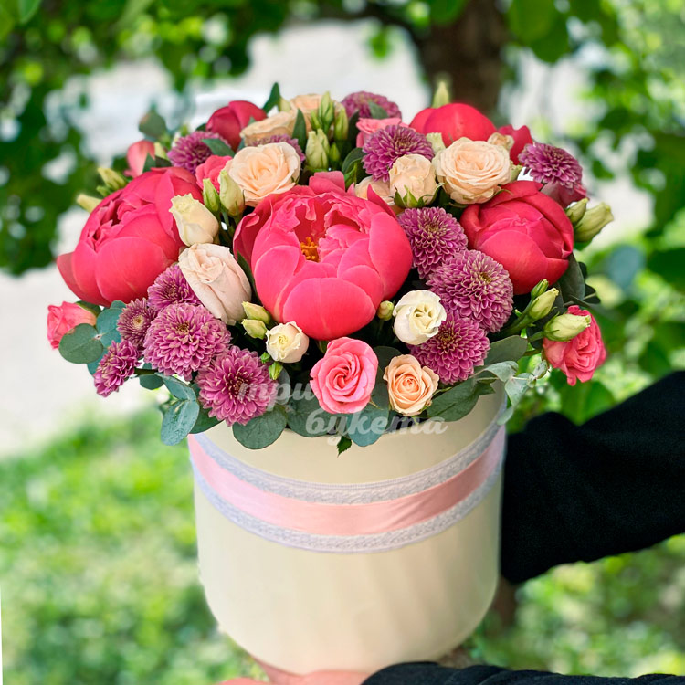 Коралловые пионы и хризантемы в коробке (на фоне зелени)