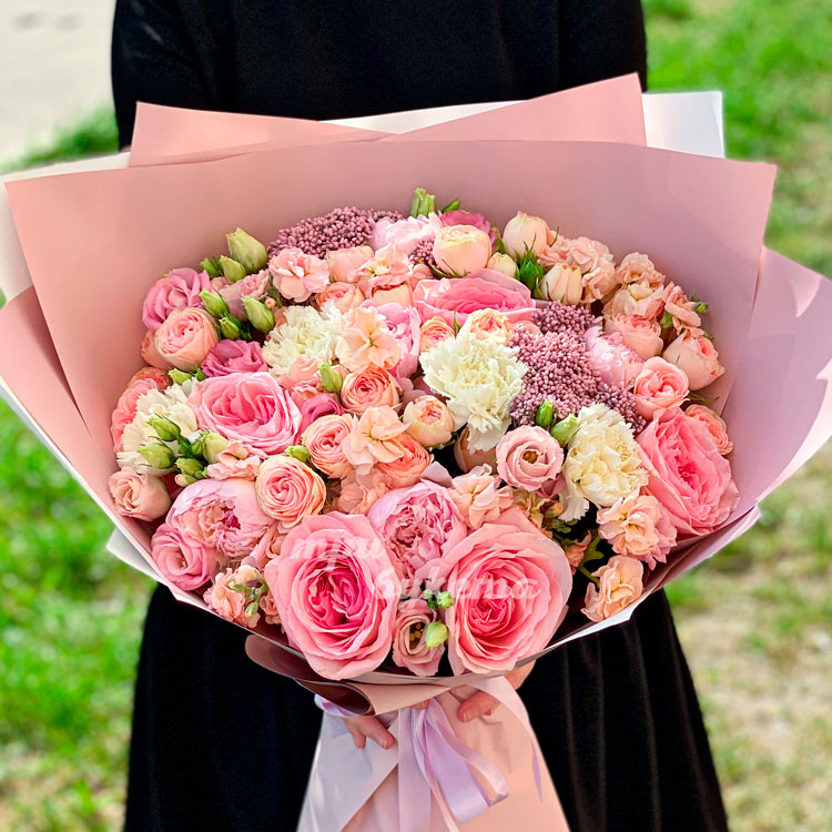 Розовый букет из пионов, роз и маттиол (крупный план)