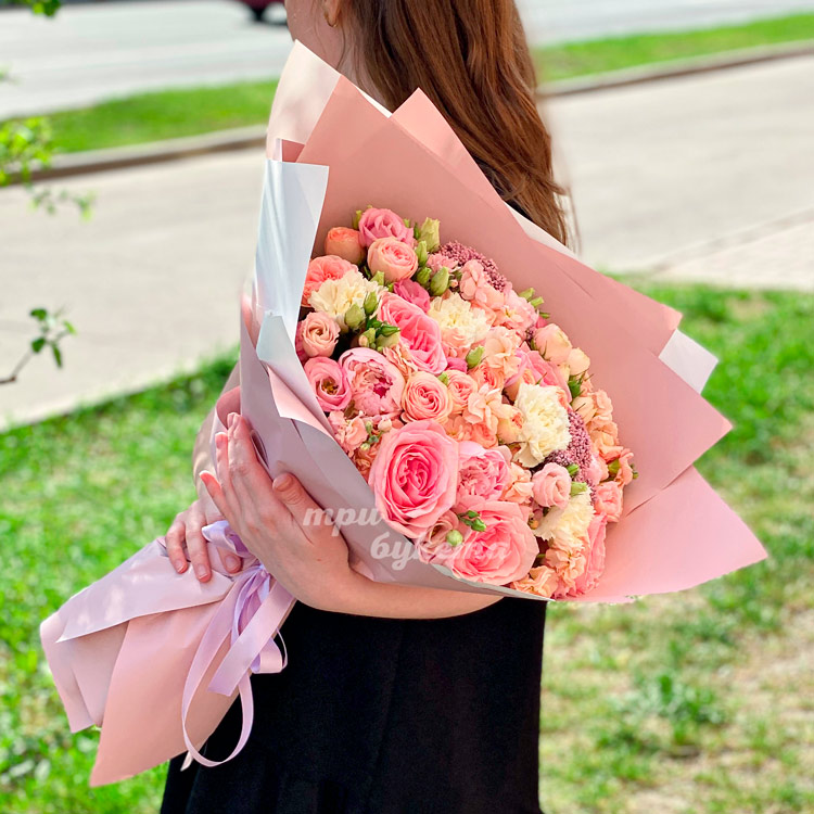 Розовый букет из пионов, роз и маттиол