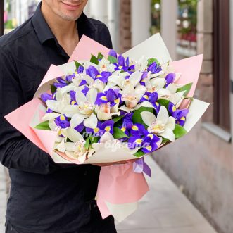 Букет белых орхидей с ирисами Букет белых орхидей с ирисами